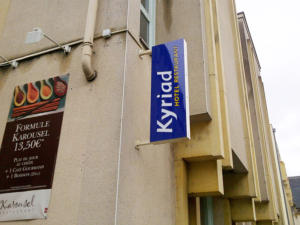 Atelier-Enseignes-Bandeau-Laque-Lumineux-tubes-BT-Kyriad-Metz-57