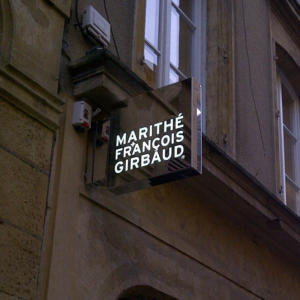 Atelier-Enseignes-Caisson-Inox-poli-Boutique-Marithe-et-Girbaud-01-Metz-57