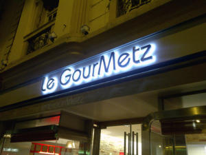 Atelier-Enseignes-Lettres-Inox-Retroeclairees-leds-Gourmetz-Rue-Pasteur-Metz-57