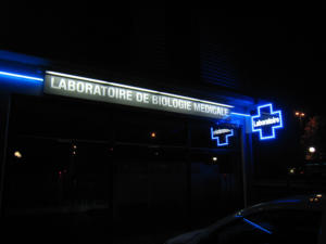 Atelier-Enseignes-Bandeau-Rampe-lumineuse-et-tube-HT-Laboratoire-Evolab-Metz-57