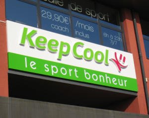 Atelier-Enseignes-Bandeau-alu-et-lettres-boitier-plexi-Keep-Cool-Metz-57