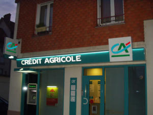 Atelier-Enseignes-Bandeau-evide-lumineux-Credit-Agricole-01-Metz-57