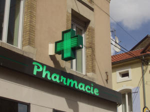 Atelier-Enseignes-Bandeau-evide-tubes-HT-apparents-Pharmacie-du-Centre-02-Etain-55