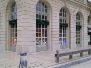 Atelier-Enseignes-Plaque-Verre-feuilles-or-Boutique-Daum-Nancy-Place-Stanislas-54