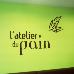 Atelier-Enseignes-Lettres-PVC-laquees-sur-mur-L-Atelier-du-Pain-Yutz-57