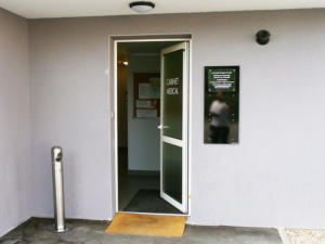 Atelier-Enseignes-Panneau-Plaque-incolore-Immeuble-Pharmacie-St-Benoit-Ste-Marie-Chenes-57