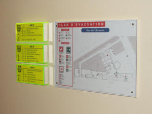 Atelier-Enseignes-Plaque-et-Plan-evacuation-bloc-led-plexi-fluo-SDIS-06-Saint-Julien-Metz-57