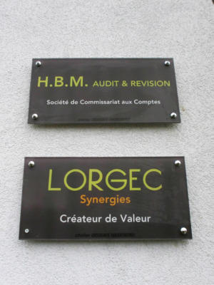 Atelier-Enseignes-Plaque-plexi-incolore-avec-cabochons-Lorgec-Actipole-Metz