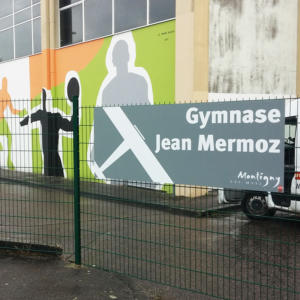 Atelier-Enseignes-Panneau-sur-grille-Mairie-de-Montigny-les-Metz-Gymnase-Jean-Mermoz-57