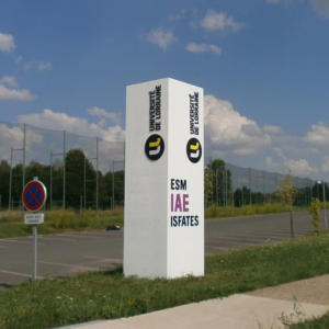 Atelier-Enseignes-Totem-beton-peint-Universite-de-Lorraine-UFR-IAE-Metz-57