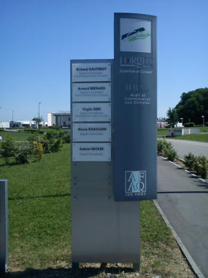 Atelier-Enseignes-Totem-bombe-avec-plaque-plexi-Lorgec-Metz-Technopole-57