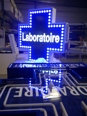 Atelier-Enseignes-Croix-leds-Laboratoire-Mathieu-Jarny-54