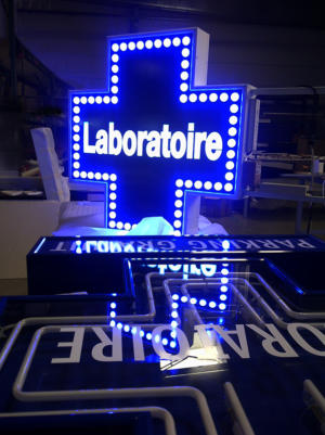 Atelier-Enseignes-Croix-leds-Laboratoire-Mathieu-Jarny-57