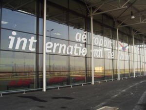 Atelier-Enseignes-Inscription-adhesif-vitre-Aeroport-de-Vatry-51