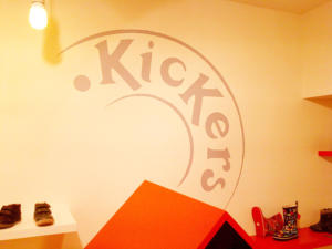 Atelier-Enseignes-Inscription-adhesif-murale-01-Kickers-Metz-57