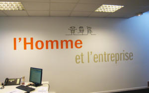 Atelier-Enseignes-Inscription-adhesif-murale-01-Moreno-Consulting-57