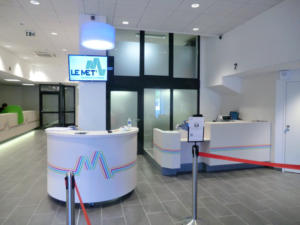 Atelier-Enseignes-Inscription-adhesif-sur-meuble-01-Espace-MobilitE-Le-Met-Metz-57