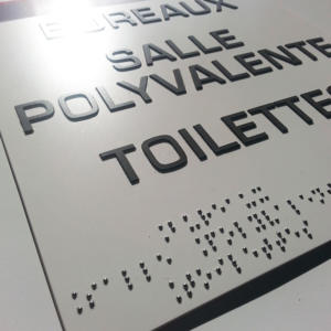 Atelier-Enseignes-Plaque-Relief-et-Braille-03