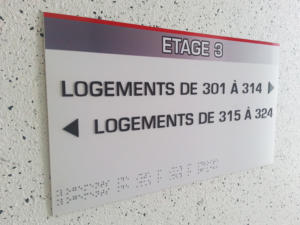 Atelier-Enseignes-Plaque-Relief-et-Braille-05